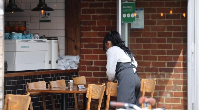 호주 생활비 부담에 두 번째 일자리 갖는 사람 증가 Women are more likely to take on multiple roles compared to men. NewsWire David Mariuz