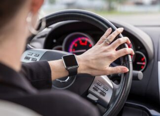 호주 전역에서 스마트워치 운전 시 최대 2000달러 벌금 가능 Using a smartwatch while driving could cost Australian drivers hundreds or even thousands of dollars in fines depending on where they're caught. (Getty ImagesiStockphoto)