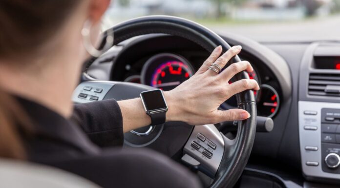 호주 전역에서 스마트워치 운전 시 최대 2000달러 벌금 가능 Using a smartwatch while driving could cost Australian drivers hundreds or even thousands of dollars in fines depending on where they're caught. (Getty ImagesiStockphoto)
