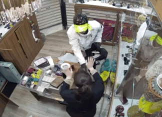 시드니 CBD, 10만 달러 주얼리 절도 사건 범인 기소 CCTV footage has captured the moment a man stole more than $100,000 worth of jewellery from a family-run store in the Sydney CBD. (Nine)