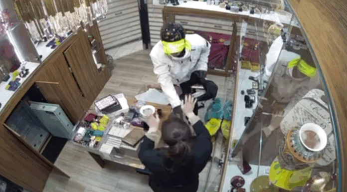 시드니 CBD, 10만 달러 주얼리 절도 사건 범인 기소 CCTV footage has captured the moment a man stole more than $100,000 worth of jewellery from a family-run store in the Sydney CBD. (Nine)