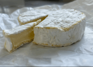 호주 서호주: 코로나 취미가 치즈 제조 사업으로 성장하다 David Doepel says they are actively making three types of cheeses and are playing around with a couple more. (ABC South West Kate Forrester)