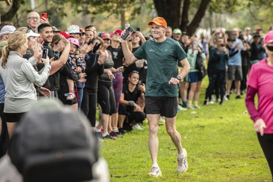 Hundreds of people cheered on Professor ﻿Richard Scolyer as he crossed the finish line. (Steven Siewert)