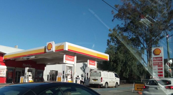 호주 퍼스 레디 익스프레스 주유소 결제 오류로 고객 1만4천 달러 이상 잘못 청구 One motorist wrote to 2GB after his wife noticed more than 130 additional charges of the same $106 transaction on their bank statement, totalling $14,200 in charges. (Wikimedia Commons)