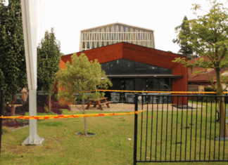 70대 여성이 몰던 승용차, 호주 울릉공 교회로 돌진 A car crashed through the front of St Mark's Anglican Church on Monday. (ABC Illawarra Justin Huntsdale)