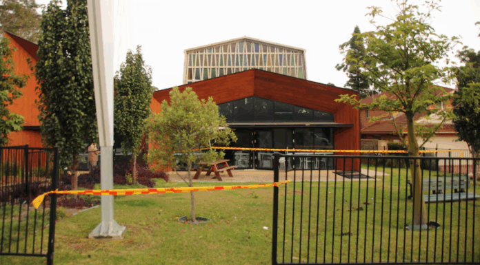 70대 여성이 몰던 승용차, 호주 울릉공 교회로 돌진 A car crashed through the front of St Mark's Anglican Church on Monday. (ABC Illawarra Justin Huntsdale)
