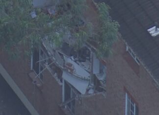 시드니 리드컴 아파트서 폭발 사고, 1명 병원 이송 One person has been taken to hospital after an explosion blew out the wall of a second-storey flat in Lidcombe, Sydney. (9News)