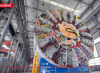 중국에서 호주 시드니로, 남반구 최대 터널 굴착기 도착 예정 Two of the biggest tunnelling machines in the world are about to make the marathon journey from China to Sydney to carve out the city's second harbour road tunnel. (Nine)