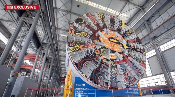중국에서 호주 시드니로, 남반구 최대 터널 굴착기 도착 예정 Two of the biggest tunnelling machines in the world are about to make the marathon journey from China to Sydney to carve out the city's second harbour road tunnel. (Nine)