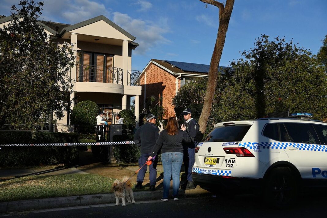 Police are investigating the suspicious deaths of two people in a granny flat on this property on Sydney's Northern Beaches. (Kate Geraghty)