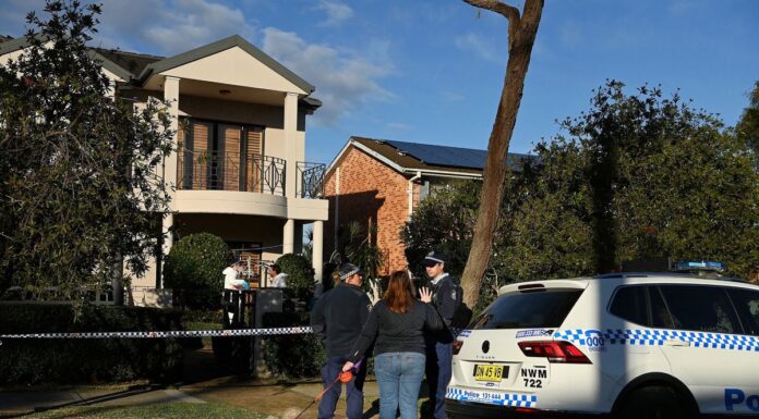 시드니 포레스트빌 뒷채서 남녀 숨진 채 발견 – 살인·자살 가능성 수사 중 Police are investigating the suspicious deaths of two people in a granny flat on this property on Sydney's Northern Beaches. (Kate Geraghty)