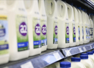 호주 동부, 홍수와 가뭄으로 우유·버터 가격 급등 우려 The hardships in the dairy industry are tipped to send the prices of items like milk and butter soaring, according to industry experts. Picture NewsWire Martin Ollman