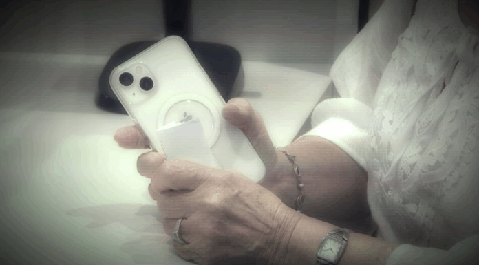 호주 NSW NAB 은행 직원, 고령 여성 저축금 사기 위기 막아 It was a regular afternoon at an NAB branch in NSW when an 84-year-old grandmother made a not-so-regular request regarding her internet banking limit. (Recreation). (Nine)