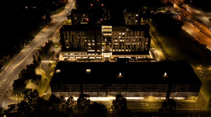 시드니 노던 비치스 병원, 환자 안전 문제 수년간 무시돼 One anaesthetist warned that staffing levels in their department were unsafe after hours. (ABC News Shaun Kingma)