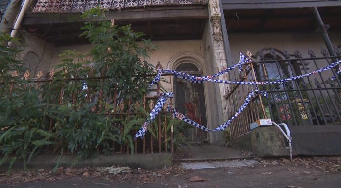 시드니 서리힐즈 주택서 남성 2명 사망 …“타살 의심은 없어” The bodies of two men were found at the home yesterday. (Nine)