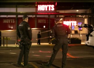시드니 마운트 드루잇 웨스트필드, 마체테를 휘두른 남성 경찰 총격에의해 사망 Police at the scene of Westfield Shopping Centre in Mt Druitt, where a critical incident investigation has been declared after a man was shot dead by police on Saturday. Picture NewsWire Julian Andrews.