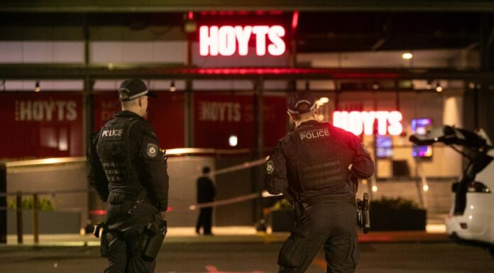 시드니 마운트 드루잇 웨스트필드, 마체테를 휘두른 남성 경찰 총격에의해 사망 Police at the scene of Westfield Shopping Centre in Mt Druitt, where a critical incident investigation has been declared after a man was shot dead by police on Saturday. Picture NewsWire Julian Andrews.