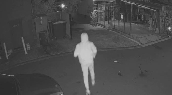 호주 시드니, 9개월 간격으로 사업장 방화한 ‘프리랜서’ 방화범 수사 중 At the same location 24 hours earlier, a hooded figure is seen running in and out before the shop goes up in flames. (Nine)