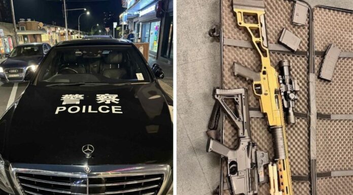 스트라스필드, ‘중국 경찰’ 표시 검은색 세단 운전 21세 남성 체포 14.A 21-year-old man has been charged after officers allegedly found firearms, ammunition, and a vehicle outfitted with “Chinese Police” insignia during patrols in Strathfield on Friday afternoon_NEWS.COM.AU