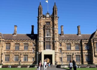 호주 연방정부, 학생 부채 20% 감면 법안 입법 예정 People with student debt are set to be the first winners of the new Albanese government. Picture NewsWire Damian Shaw