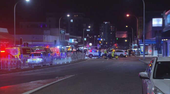 뉴캐슬 경찰 추격 중 사망한 오토바이 운전자, “조용하고 예의 바른 청년이었다” Police commenced a pursuit near Newcastle about 7.30pm. (9News)