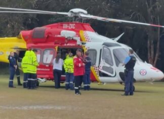 호주 NSW 카바리타 해변에서 상어에 물린 10대 중태 The teen suffered injured to his arms and hands and was airlifted to to Gold Coast University Hospital(Nine)