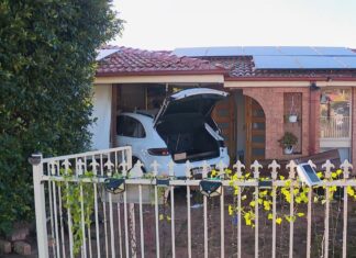도난 차량 포르쉐, 맥쿼리 필즈 주택에 그대로 돌진 Police are looking for two people after a Porsche ploughed into a house in Sydneys southwest. (Nine)