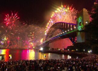 시드니 새해맞이 불꽃놀이 유료화 검토 A controversial new fee for the Sydney New Year's Eve fireworks is being debated. (9News)