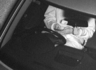호주 시드니, 운전 중 휴대폰 단속 피해가려는 황당한 변명들 Authorities have warned drivers to stay off their mobile phones. (9News)