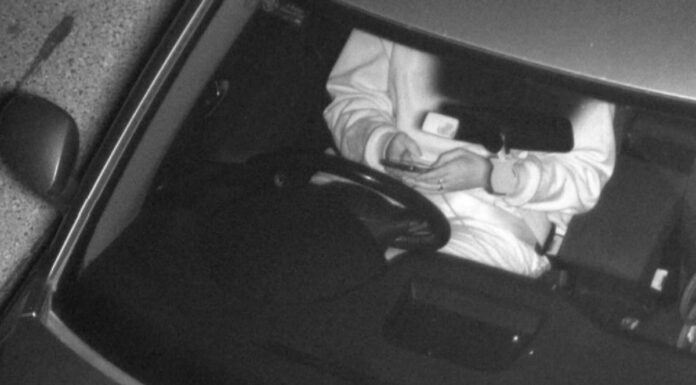 호주 시드니, 운전 중 휴대폰 단속 피해가려는 황당한 변명들 Authorities have warned drivers to stay off their mobile phones. (9News)