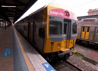 호주 시드니 V-셋 열차, 55년 만에 운행 종료 Sydney's V-sets have finally been retired from the Sydney-Central Coast commute after 55 years and an estimated 140 million kilometres. (Nine)