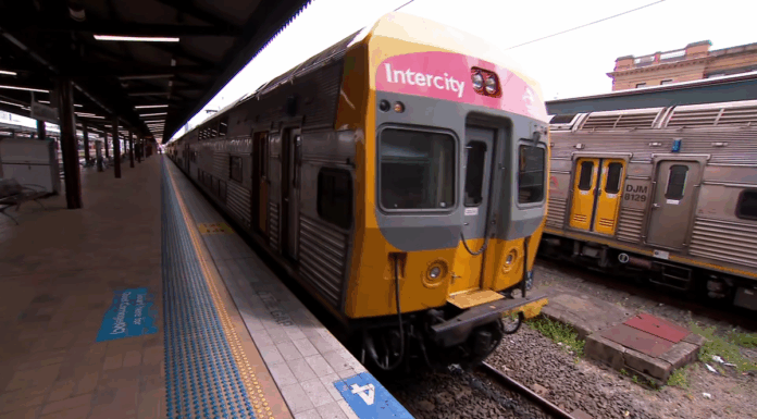 호주 시드니 V-셋 열차, 55년 만에 운행 종료 Sydney's V-sets have finally been retired from the Sydney-Central Coast commute after 55 years and an estimated 140 million kilometres. (Nine)