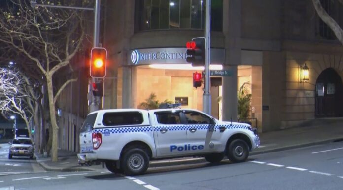 호주 시드니 인터콘티넨탈 호텔, 직원이 가위로 동료 찌른 혐의로 기소 A woman has been charged with allegedly stabbing her coworker with scissors. (Nine)