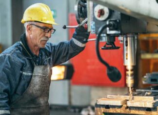 호주, 기술 인력 부족에도 특정 연령층 채용 꺼려 Nearly a quarter of HR professionals now classify workers aged 51-55 as older, according to new research. (iStock)