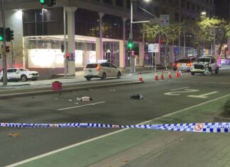 호주 시드니 달링허스트, 프랑스인 남성 경찰차에 치여 병원 이송 The driver of the police car was treated for shock. (9News)