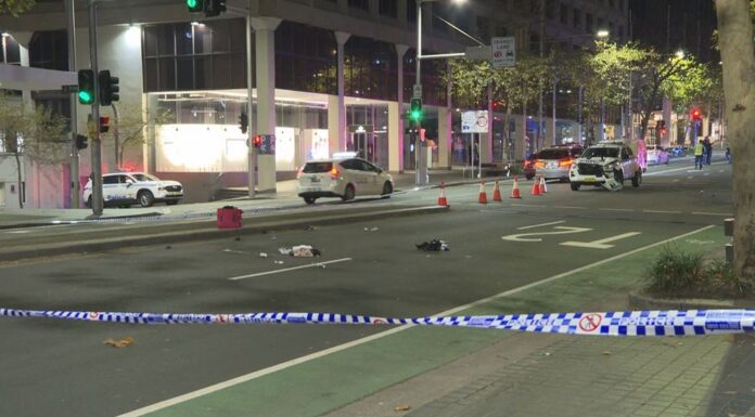 호주 시드니 달링허스트, 프랑스인 남성 경찰차에 치여 병원 이송 The driver of the police car was treated for shock. (9News)