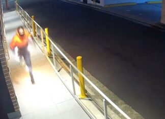 호주 버우드 미용실 방화 의심 화재 발생…불길 속 도주 장면 포착 One of the men was seen shaking off flames as he ran from the scene. (NSW Police)