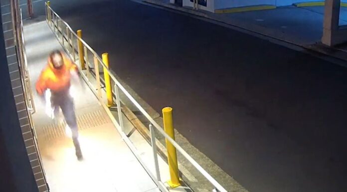 호주 버우드 미용실 방화 의심 화재 발생…불길 속 도주 장면 포착 One of the men was seen shaking off flames as he ran from the scene. (NSW Police)