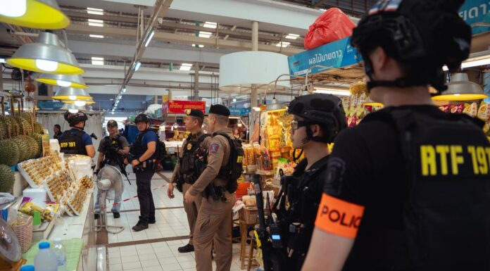 태국 방콕, 오 톡 코르 시장 총격 사건, 5명 사망 BANGKOK, THAILAND – JULY 28: Police monitoring the cordoned area in Or Tor Kor market on July 28, 2025 in Bangkok, Thailand. An active shooter situation has ended at the Or Tor Kor market, near Bangkok's famous Chatuchak market, with at least five dead reported so far, including the gunman. (Photo by Mailee Osten-Tan/Getty Images)