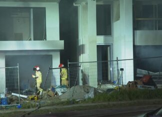 시드니 그린에이커 주택서 화재 발생… 방화 가능성 수사 중 Firefighters and NSW Police were called to a house fire at a property on Greenacre Road in Greenacre at 12am today. (Nine)