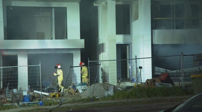 시드니 그린에이커 주택서 화재 발생… 방화 가능성 수사 중 Firefighters and NSW Police were called to a house fire at a property on Greenacre Road in Greenacre at 12am today. (Nine)