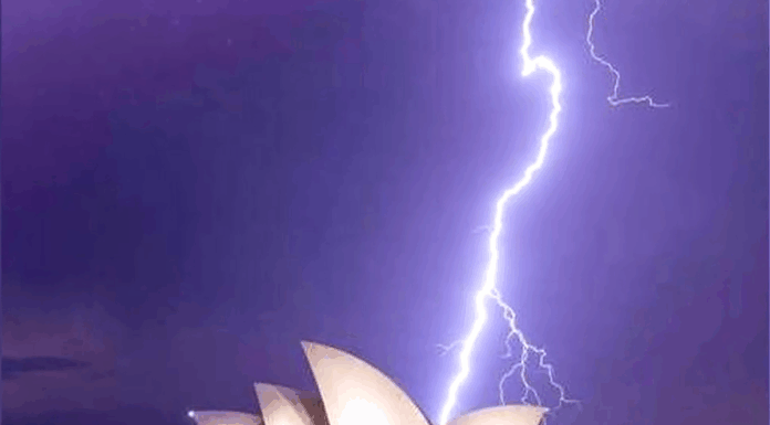 NSW 이례적 폭풍으로 10만 번의 번개와 엄청난 우박 발생 New South Wales was battered last night by an unseasonal storm that unleashed 100,000 lightning strikes across the state. (Nine)