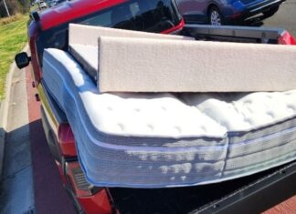 리버풀, 매트리스 달고 운전한 운전자, 경찰에 적발 Officers in Liverpool stopped a Kia Tasman over the weekend after spotting the large mattress in the back of the car, not tied down with anything. (NSW Police)