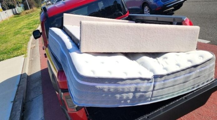 리버풀, 매트리스 달고 운전한 운전자, 경찰에 적발 Officers in Liverpool stopped a Kia Tasman over the weekend after spotting the large mattress in the back of the car, not tied down with anything. (NSW Police)