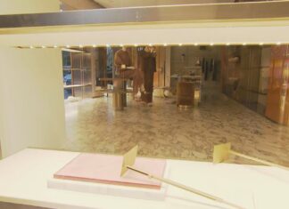 시드니 명품 매장 펜디, 차량 돌진 강도 발생 The crew of robbers stole every bag on display in the store. (Nine)