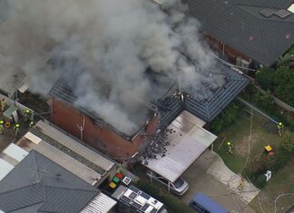 서부 시드니 주택 화재, 지붕 붕괴 Over 20 firefighters are battling to control a housefire in western Sydney which collapsed the roof. (9News)