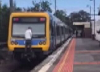 시드니 기차, 청소년 위험행위 단속 강화 Teenagers are pulling dangerous stunts on Sydney's trains, and authorities are now cracking down. (Nine)