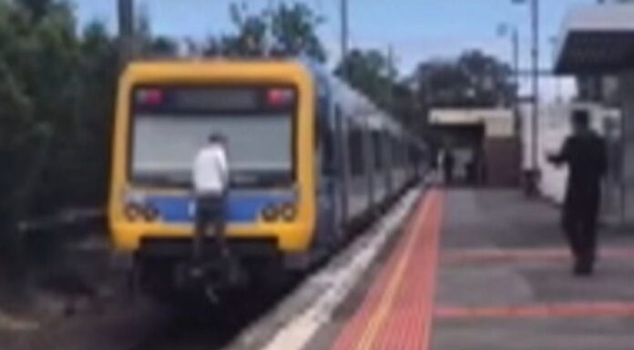시드니 기차, 청소년 위험행위 단속 강화 Teenagers are pulling dangerous stunts on Sydney's trains, and authorities are now cracking down. (Nine)