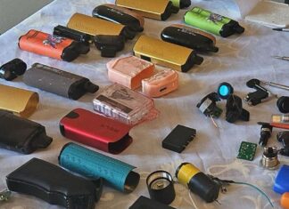 호주 시드니, 전자 충격기 제작 혐의 남성 체포 Police have charged a Sydney man with making and selling stun devices that look like vapes and textas. (NSW Police)_9NEWS