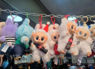 중국 팝마트 라부부 인형 열풍과 위기 This summer, Shanghai police dismantled a counterfeit ring responsible for more than 5,000 fake Labubus sold at 60–70% of the retail price. They masqueraded behind an electronics storefront, reverse-engineered originals, and cleared about RMB 12 million (US $1.67 million) before arrest. Around the same time, Chinese customs seized tens of thousands more “Lafufus,” as social media dubbed them, across multiple cities. (Photo by: Faga Almeida/UCG/Universal Images Group via Getty Images)_https://www.forbes.com/ UCG/Universal Images Group via Getty Images